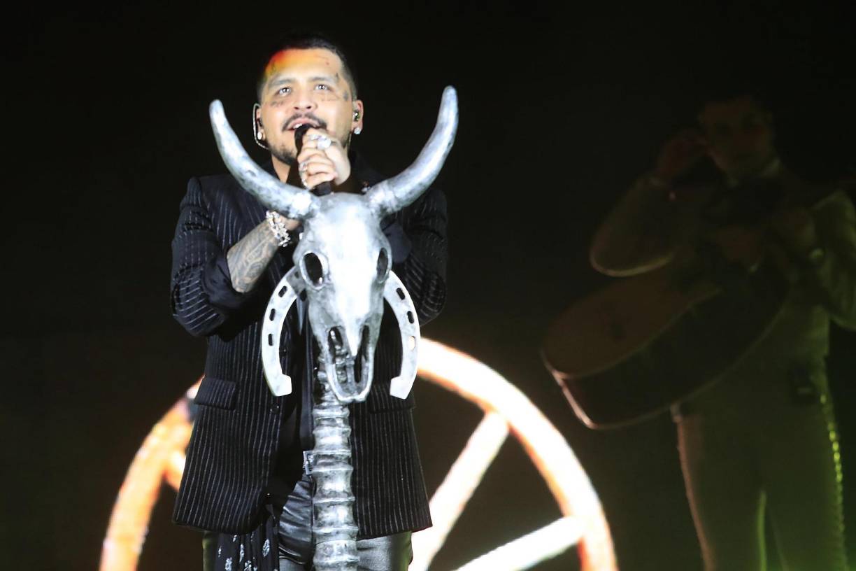 “¿Quién no ha dedicado esta canción? Se llama ‘Eso y más’. Hoy se la dedico a la persona que más amo y que más me ha ayudado a librar las cargas más fuertes que he tenido en mi vida”, se le escuchó decir a Christian Nodal en el video que Cazzu subió a su cuenta de TikTok.