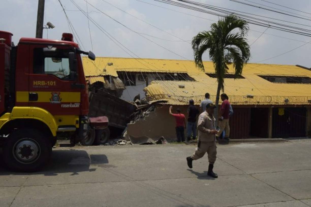 Los bomberos también atendieron el accidente.