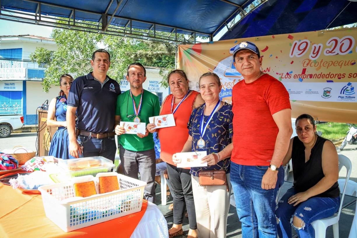 Participantes de las competencias culinarias enmarcadas en el primer festival gastronómico celebrado en el occidente hondureño, recibieron el reconocimiento de los organizadores del evento.