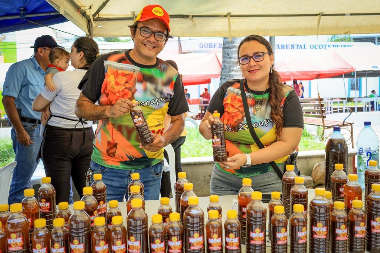 Emprendedores comercializaron sus productos artesanales producidos en la zona.