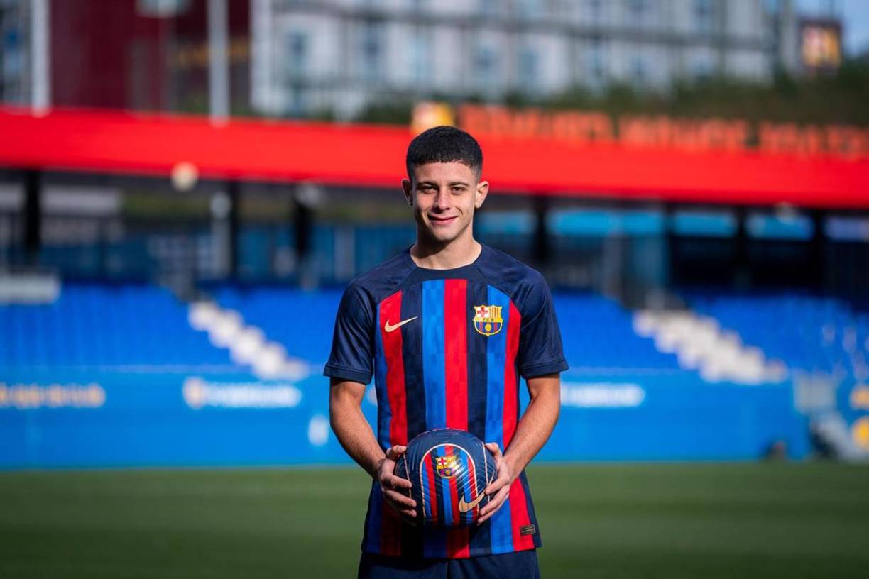 Lucas Román, que el próximo 10 de febrero cumplirá 19 años, ha firmado hasta 2026 y su cláusula de rescisión será de 400 millones de euros. El Barça ha pagado 1,2 millones de euros a Ferro Carril Oeste para el que, sin duda, es una gran apuesta por su desequilibrio y olfato goleador. El club argentino, además, comunicó que se reserva un 15 por ciento en caso de una futura venta.
