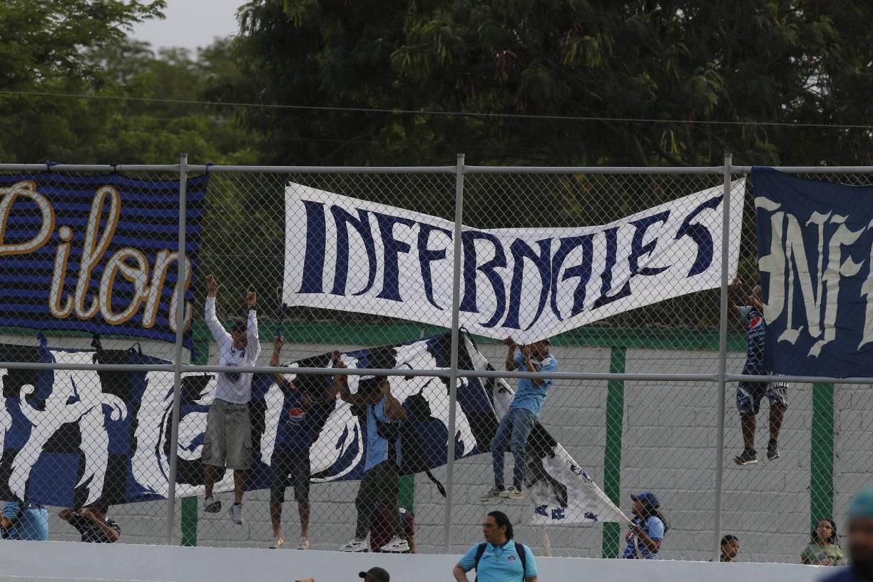 La barra del Motagua en los preparativos previo al pitazo inicial.