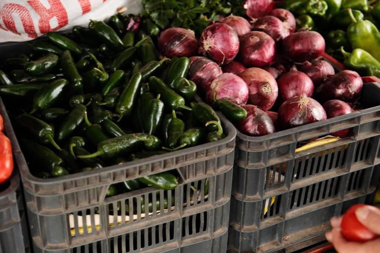 El chile jalapeño se encuentra en L25 la libra, mientras que la cebolla roja ha experimentados varios ajustes. Esta semana la libra se vende en L25.