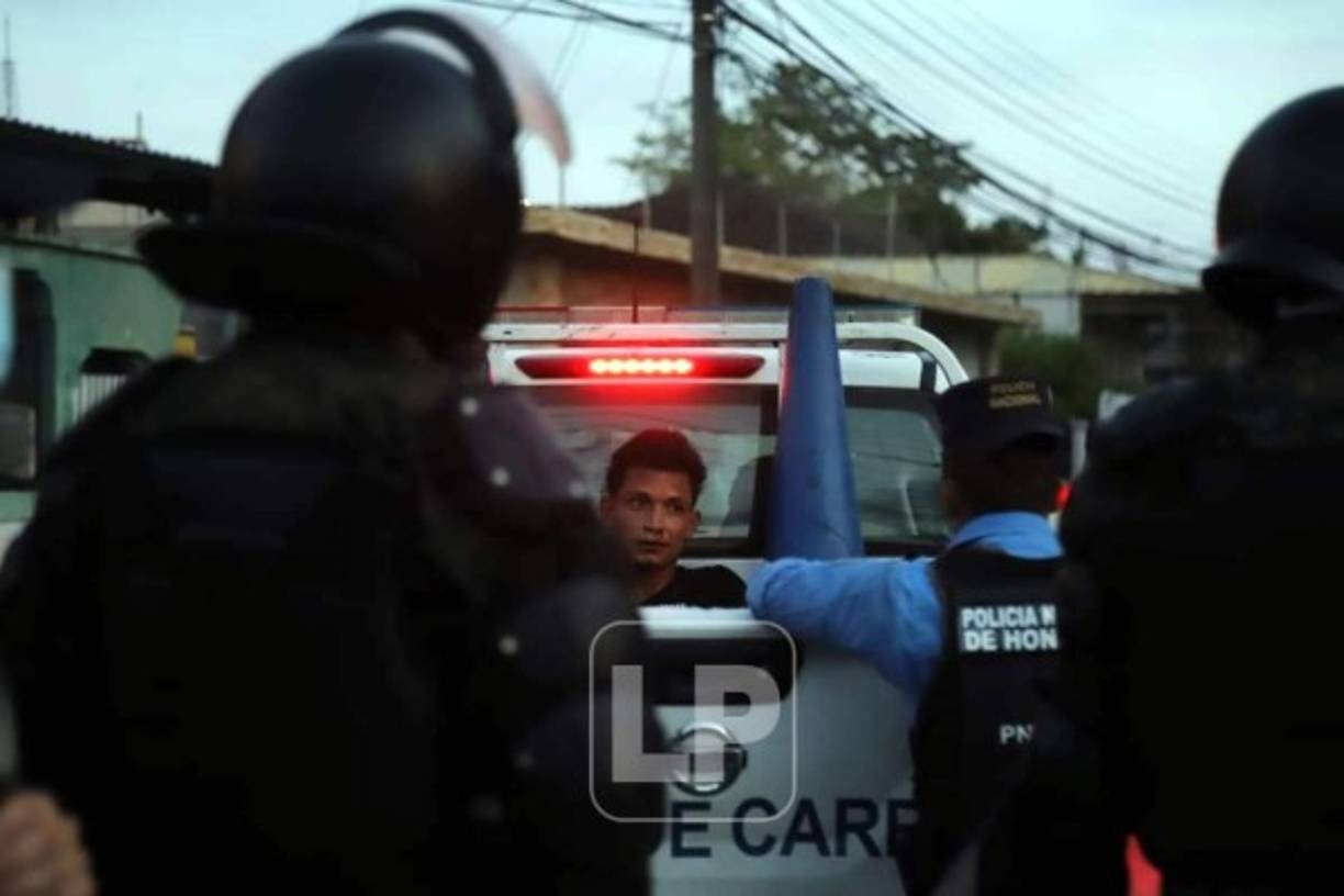Algunos aficionados fueron detenidos en Puerto Cortés por la policía tras los disturbios.