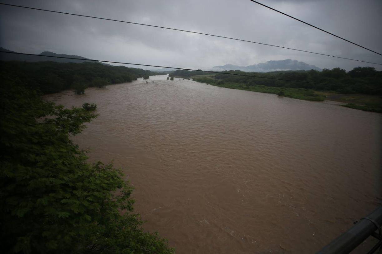 Las últimas lluvias, provocadas por las bandas nubosas de la tormenta tropical Pilar, han provocado un aumento del cauce del referido río, que surca el departamento de Valle. 