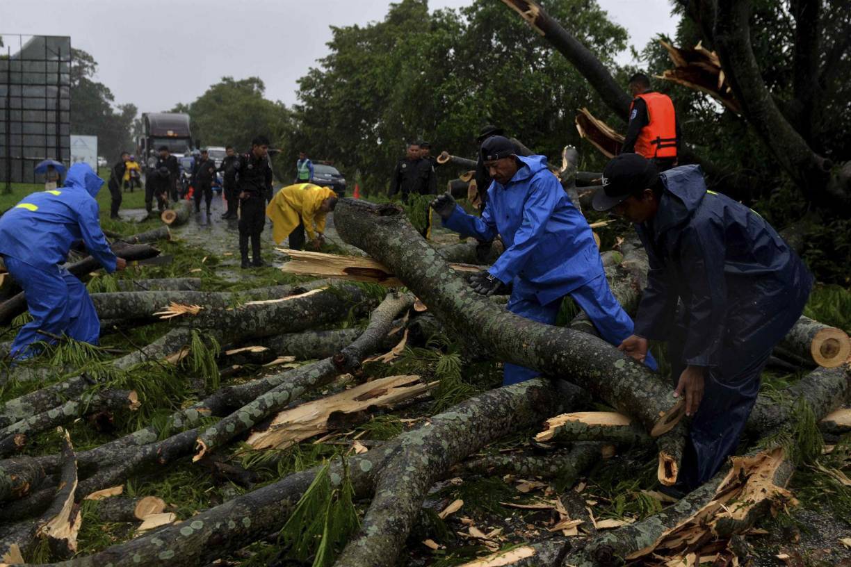La tormenta tropical Bonnie, que impactó el sur de Nicaragua con fuertes vientos y lluvias salió el sábado de territorio continental hacia el Pacífico, dejando daños menores y ahora azota parte de El Salvador donde se cobró la vida de una persona, derribó árboles, anegó calles, algunos hospitales y viviendas, mientras las autoridades realizaban evacuaciones y rescates.