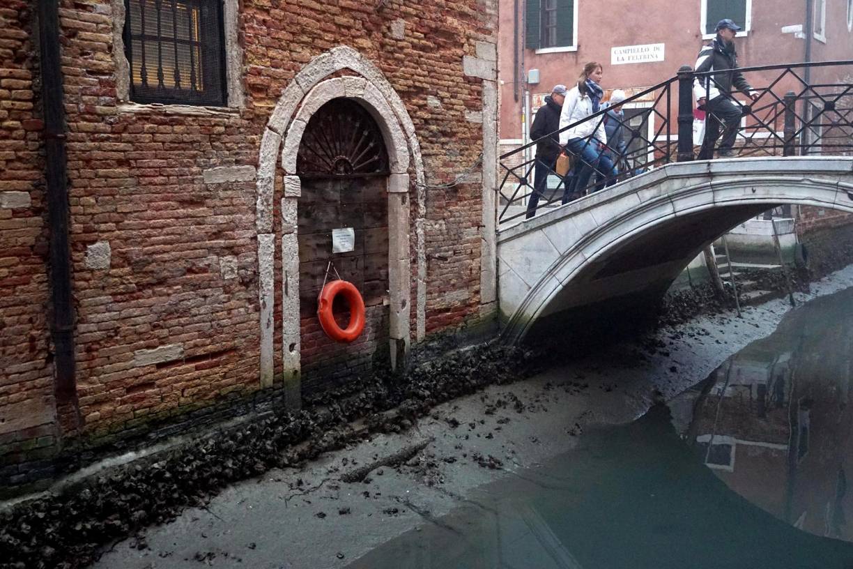 Desde octubre de 2020, un sistema de diques artificiales denominada MOSE (Moisés en italiano) se implementa desde que la subida del agua del mar Adriático alcanza un nivel de alerta de 110 cm.