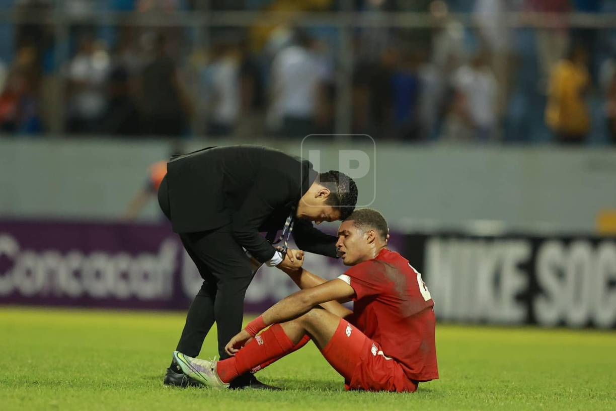 Momento en donde Luis Alvarado le dejaba aliento a uno de los jugadores de la Sub-20 de Panamá.