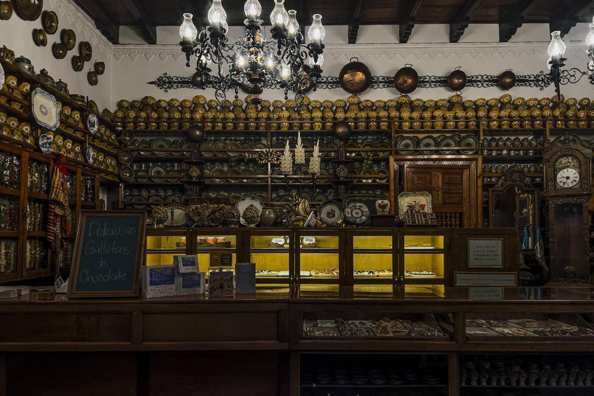 Una de las ventajas que presenta la ciudad colonial es que atrae a todo tipo de viajeros con su turismo cultural e histórico. Entre sus sitios más emblemáticos se encuentran el Arco de Santa Catalina, la iglesia de La Merced y varias ruinas de conventos y catedrales que reflejan siglos de historia.