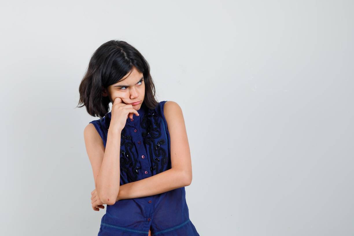 <b>7. Cambios en la comunicación</b>A. Habla menos: Se vuelven callados o retraídos, sin querer compartir lo que sienten o piensan.<br />B. Expresión negativa: Expresan sentimientos negativos y de desesperanza de manera frecuente. 