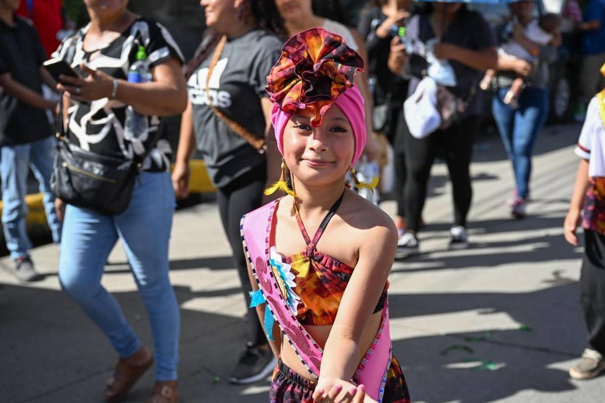 El director de la Escuela República de Panamá, Carlos Ortega, afirmó que“estamos muy contentos de participar en estas actividades y trabajamos en el centro educativo con el Proyecto Cívico “Educar Para Refundar”; enseñando los valores morales desde la perspectiva de Francisco Morazán y, por supuesto, demostrando nuestro fervor y amor por la patria en estos desfiles”.