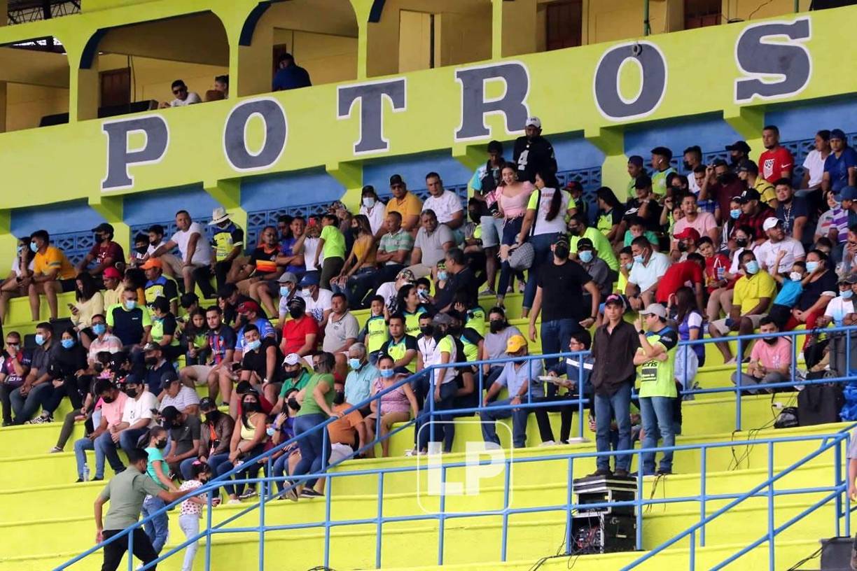 Cientos de aficionados del Olancho FC se hicieron presentes para ver el primer partido del equipo en la Primera División.