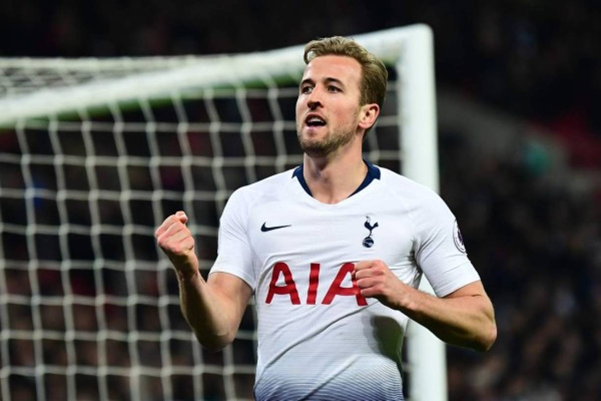 El Barcelona se ha colado como favorito para firmar al delantero del Tottenham, Harry Kane, según informaciones del periódico Daily Express. El club catalán ha sacudido al Real Madrid, quien había sido el principal candidato para pujar por el goleador inglés, incluso el Manchester United, pero el Barça busca un delantero que eso sí llegaría para el verano, para que sea el mejor reemplazo de Luis Suárez.