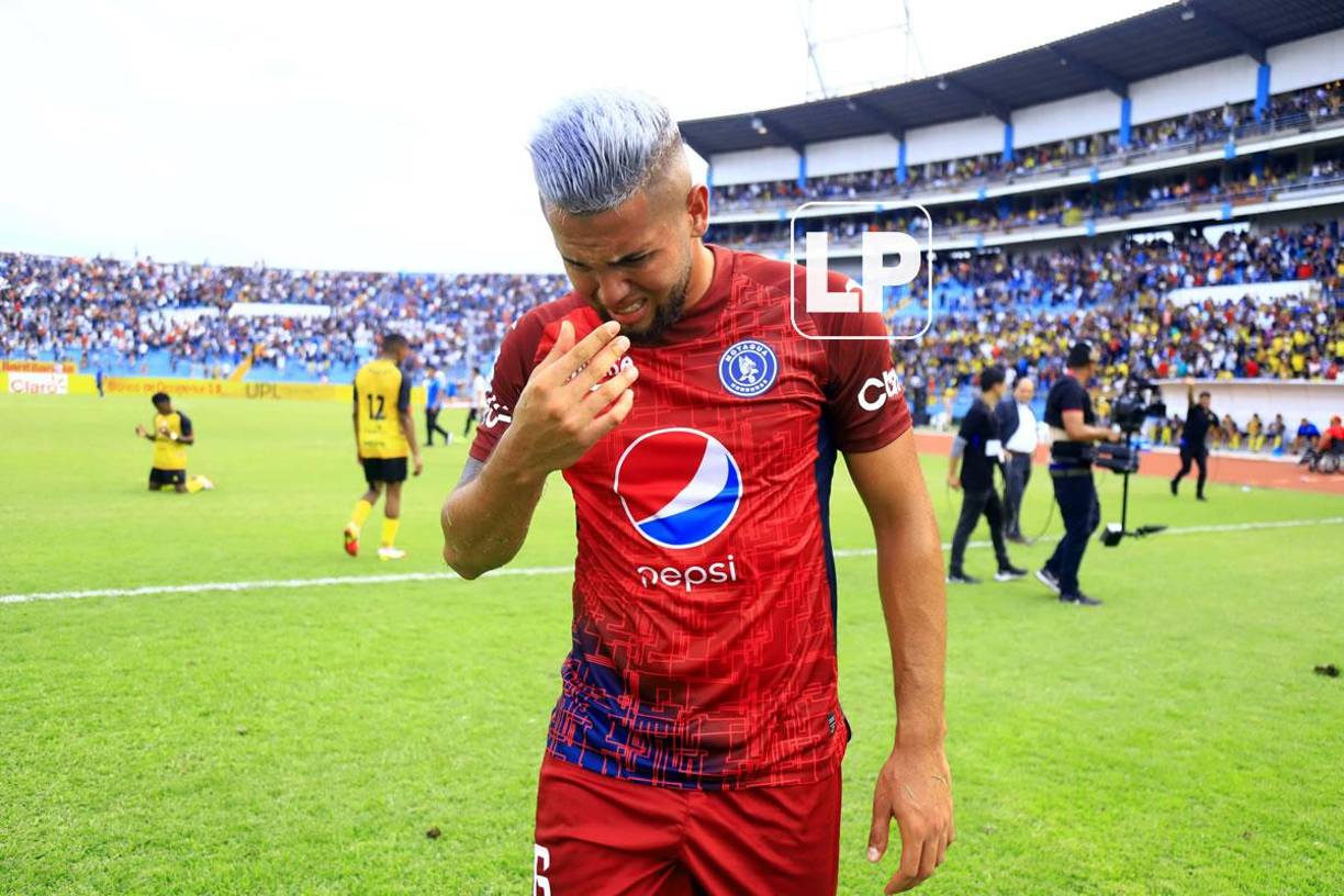 El llanto del delantero Josué Villafranca segundos después que el árbitro pitó el final del partido.