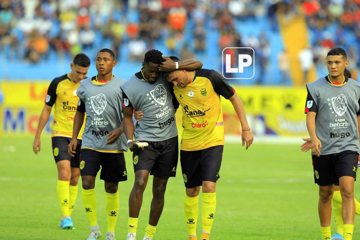 Ramiro Rocca fue consolado por sus compañeros ya que falló un penal para el Real España.