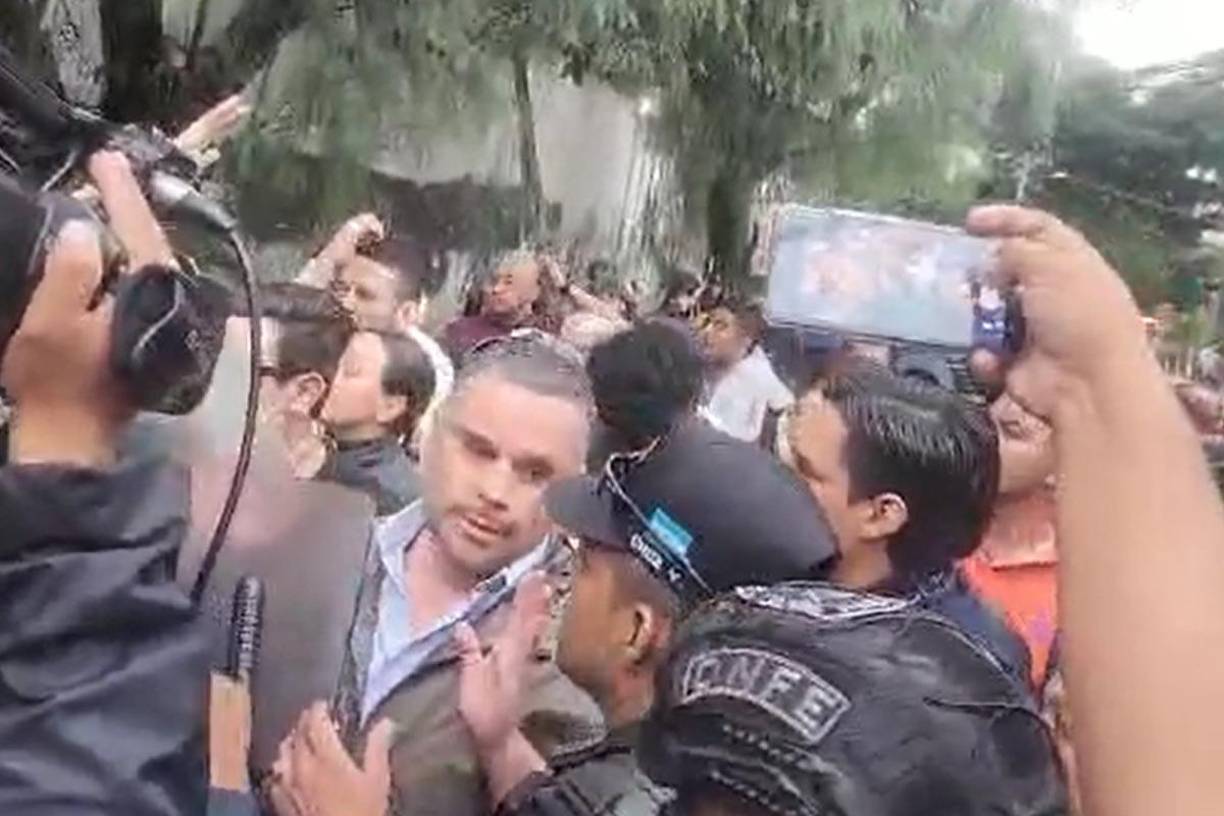 Antes del enfrentamiento, representantes de los principales partidos opositores llegaron al Ministerio Público para presentar una denuncia en contra del titular del Parlamento Luis Redondo, por la designación de los nuevos fiscales general y adjunto.