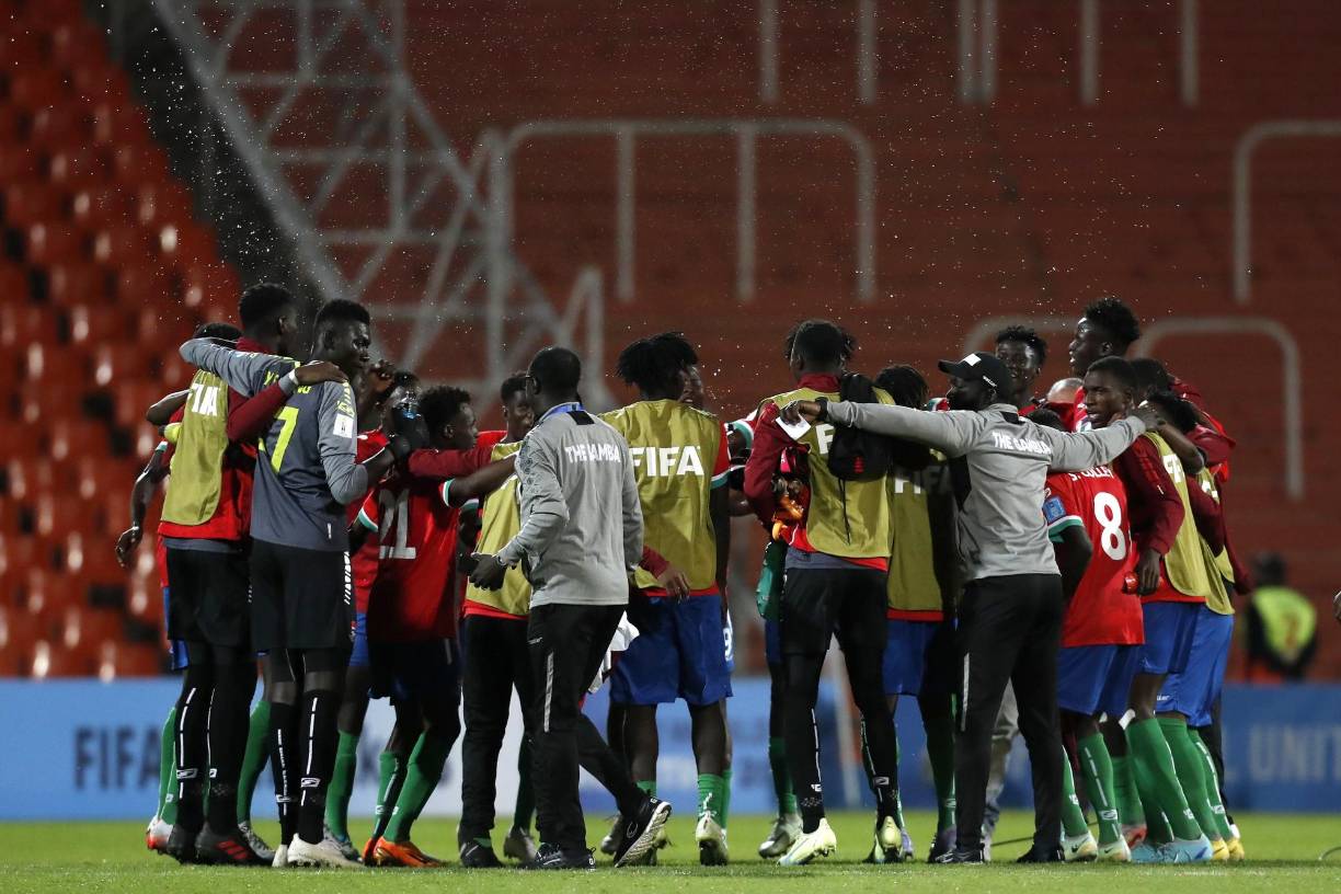 La plantilla de Gambia festejó a lo grande el triunfo logrado ante Honduras.