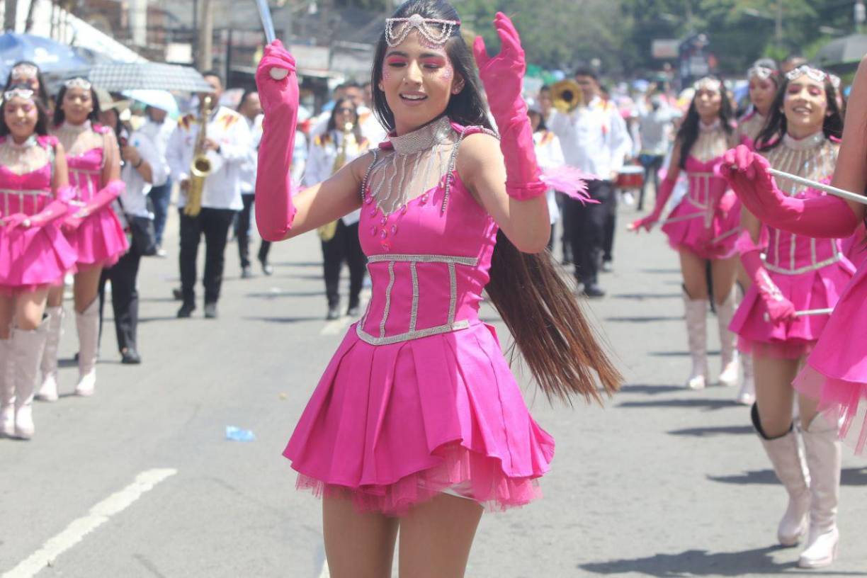 Fueron de los pocos colegios que se atrevieron a utilizar colores fuera de lo tradicional en su cuadro de palillonas. 