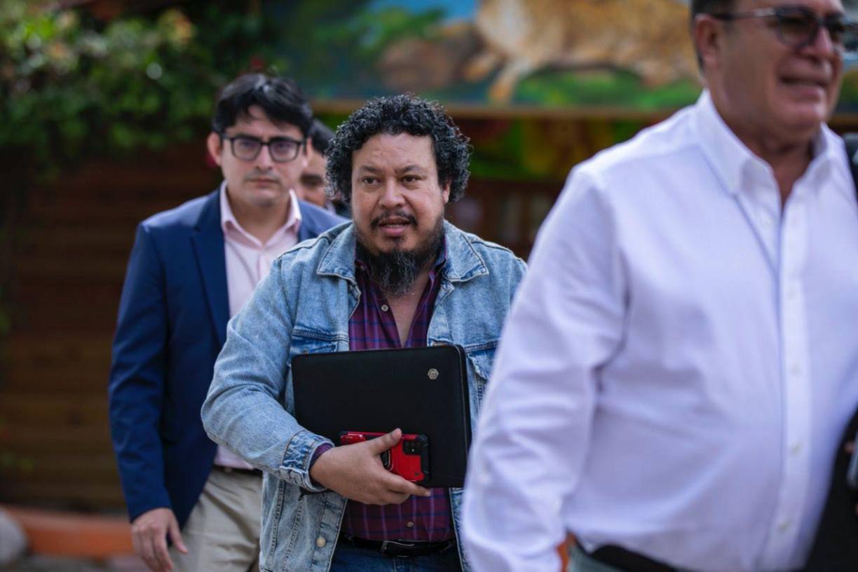 Eugenio Sosa ( Ministro del INE) fue captada en el momento que ingresó al hotel donde se desarrollará la evaluación de gestión. La conferencia con la declaración final será a las 8 pm, en el mismo hotel.