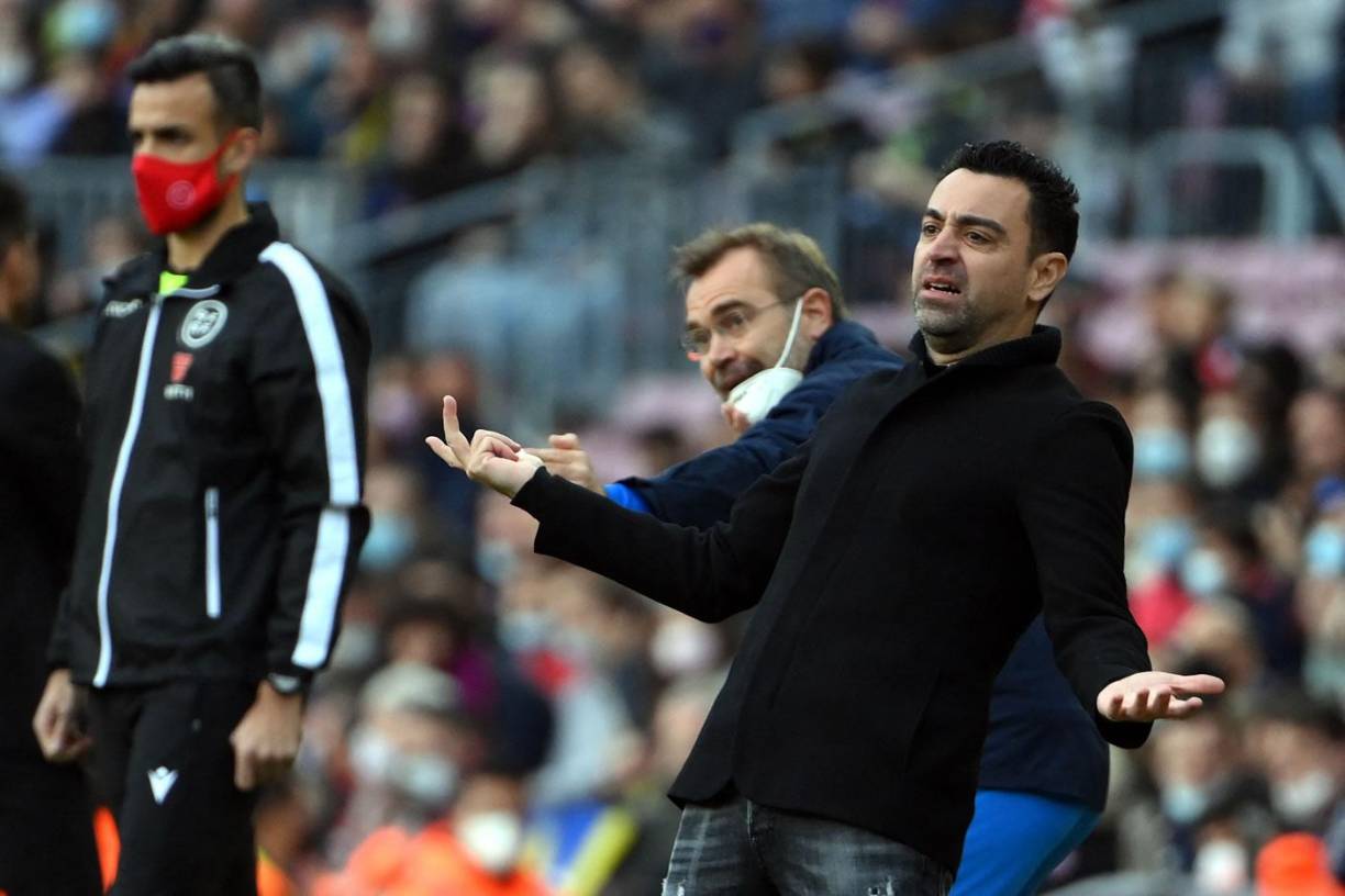 Xavi Hernández vivió de manera intensa el partido en el banquillo.