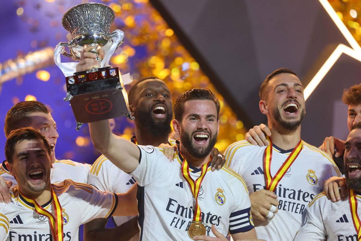 Nacho Fernández, como capitán del Real Madrid, levantó el trofeo de campeón de la Supercopa de España 2024.