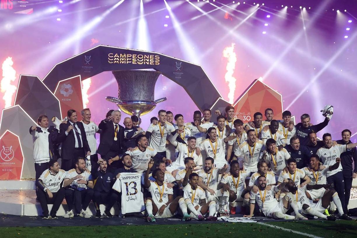 Los jugadores del Real Madrid celebrando con el trofeo de campeones de la Supercopa de España 2024.