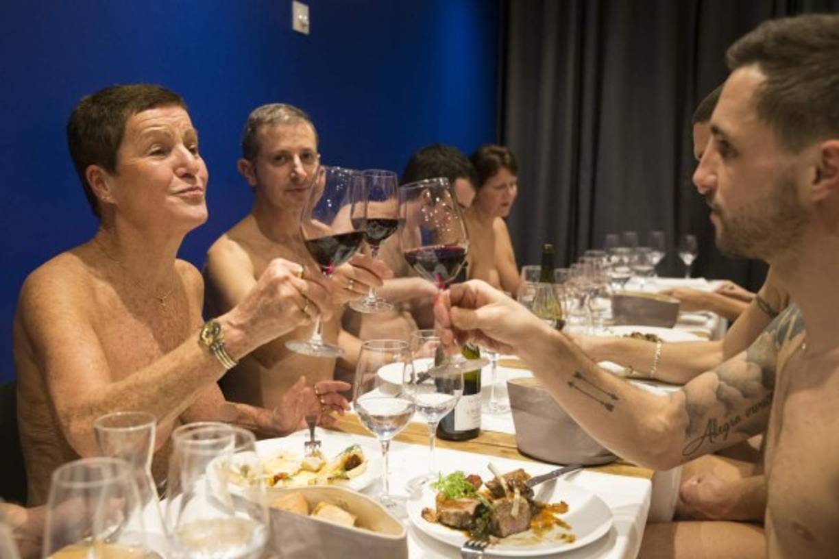 'Estamos en el corazón de París y comiendo desnudos. ¡Es un poco surrealista!', le dijo a AFP Yves Leclerc, presidente de la Federación Francesa de Nudismo. 'Es como cuando estamos de vacaciones, pero aún mejor'.<br/><br/>O'Naturel se suma a una serie de restaurantes nudistas que abrieron en ls últimos tiempos en Londres, Melbourne y Tokio. A diferencia de otros, aquí los camareros atienden vestidos.<br/>