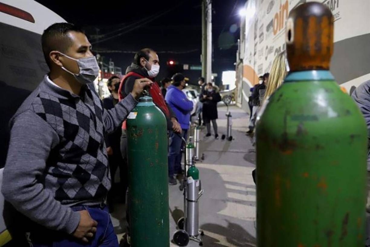 'Mi papá tiene covid, tiene 50 años y necesita el oxígeno, su saturación está muy baja', contó a la AFP este estudiante universitario de 20 años