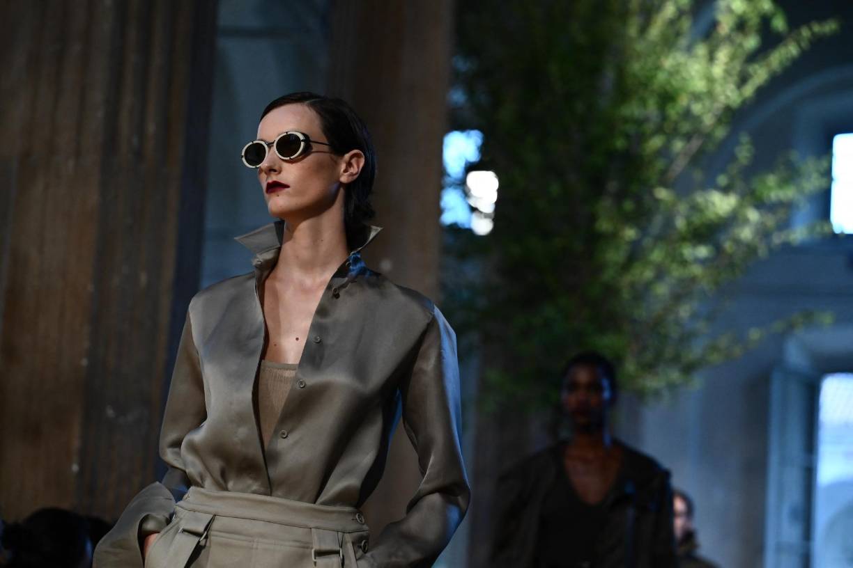 En junio de 1939, se creó el Ejército Terrestre de Gran Bretaña, una fuerza laboral exclusivamente femenina que atendía las granjas del país en ausencia de hombres en la guerra. Estas ‘Land Girls’, como se llamaban a sí mismas, sirvieron de inspiración para la última colección de Max Mara de Ian Griffiths.