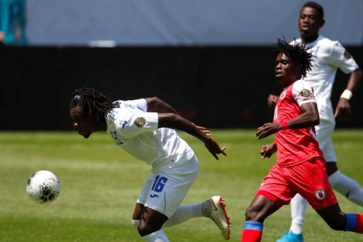 El hondureño José García le gana el balón al haitiano Roberto Louima.
