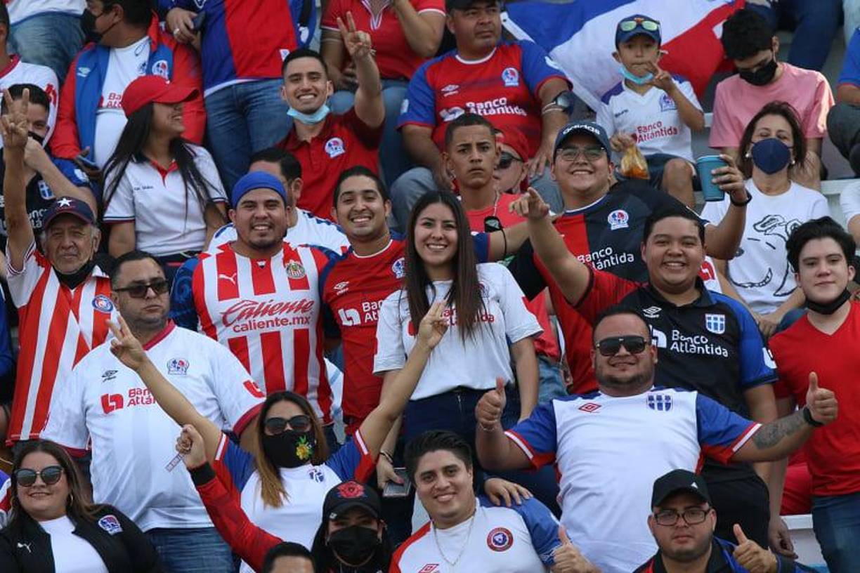 Aficionados del Olimpia sonriendo ante el lente de Grupo OPSA.