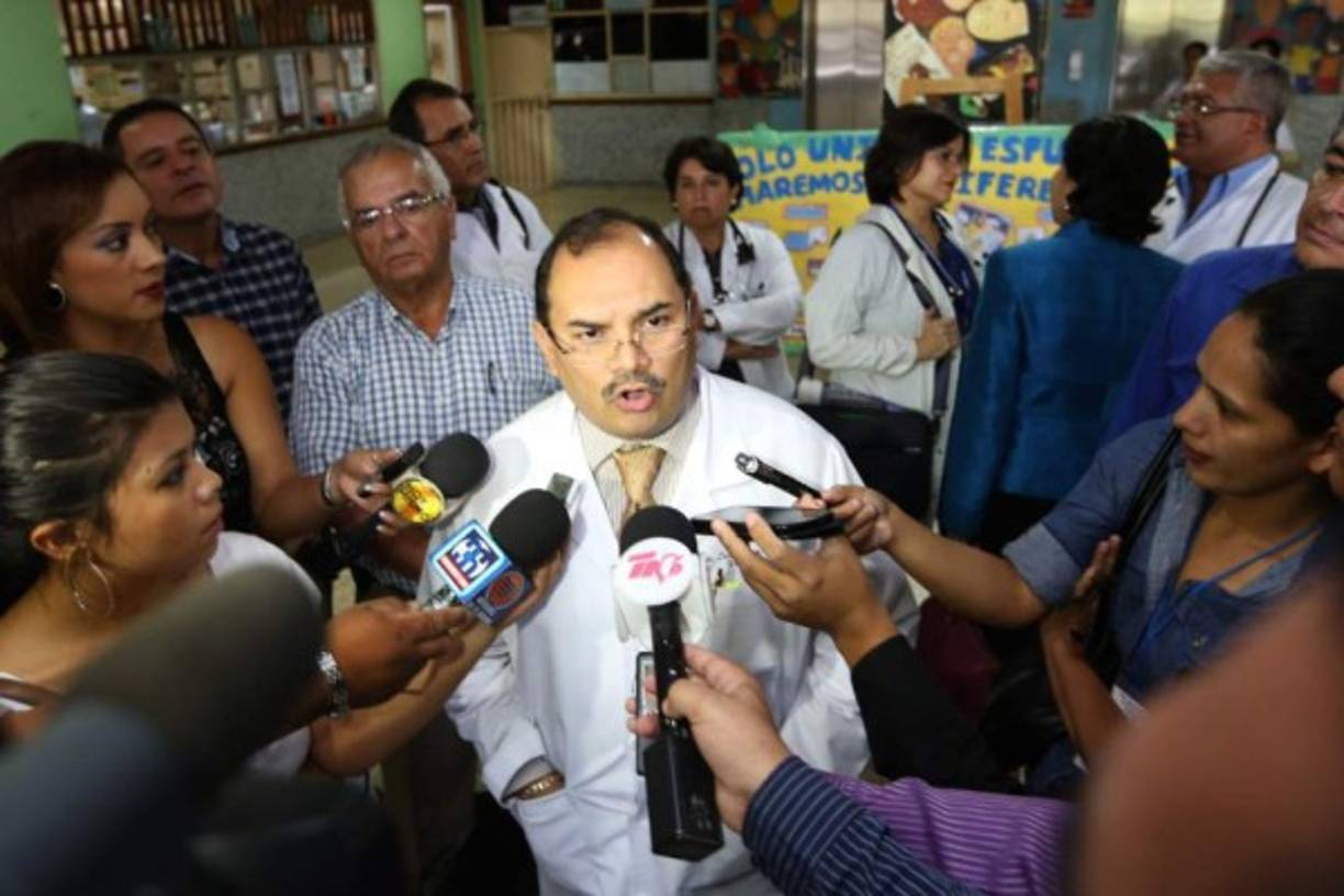 El urólogo Denis Chirinos indicó este miércoles que fue suspendido de su cargo por ocho días, sin goce de sueldo, por las autoridades del Hospital Escuela Universitario (HEU). En la notificación se le señala como responsable de hacer uso de medios de comunicación para facilitar información sobre temas de la institución sin estar debidamente autorizado.