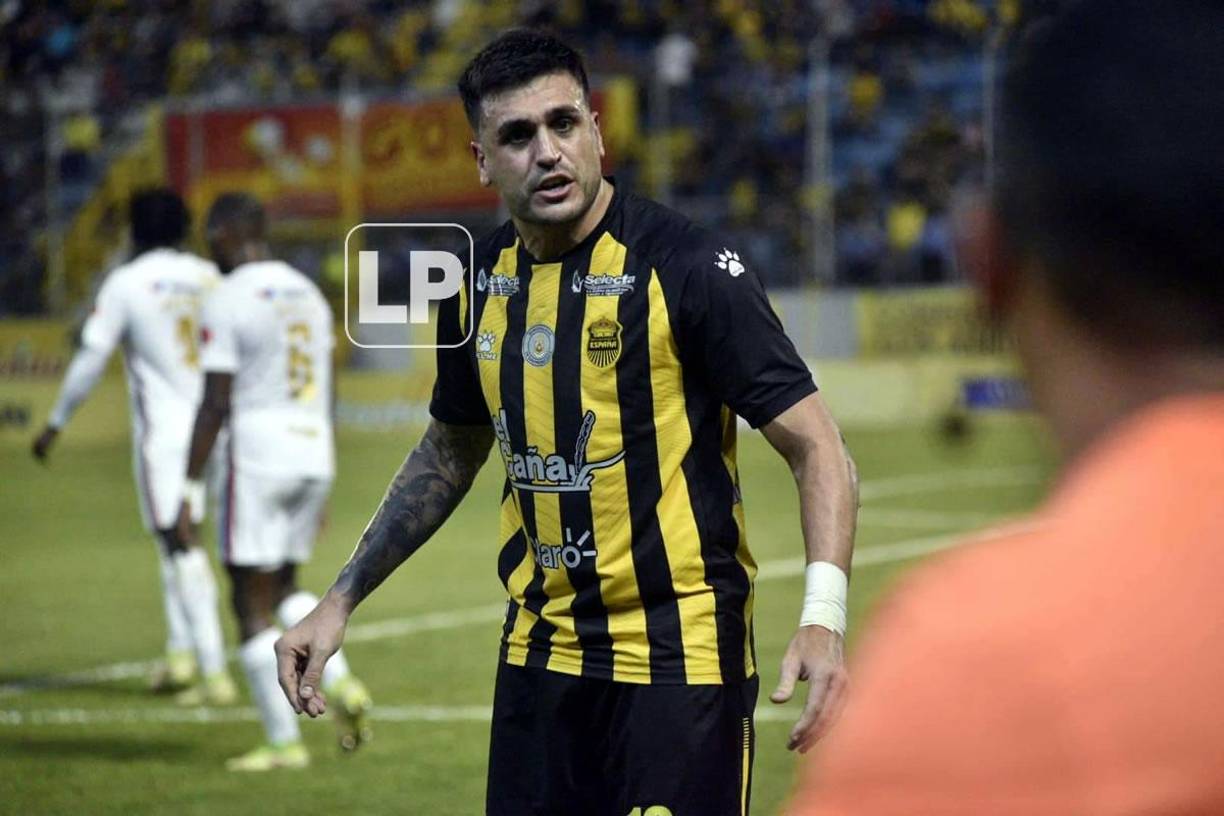 Ramiro Rocca le reclama a uno de los árbitros asistentes del Clásico.