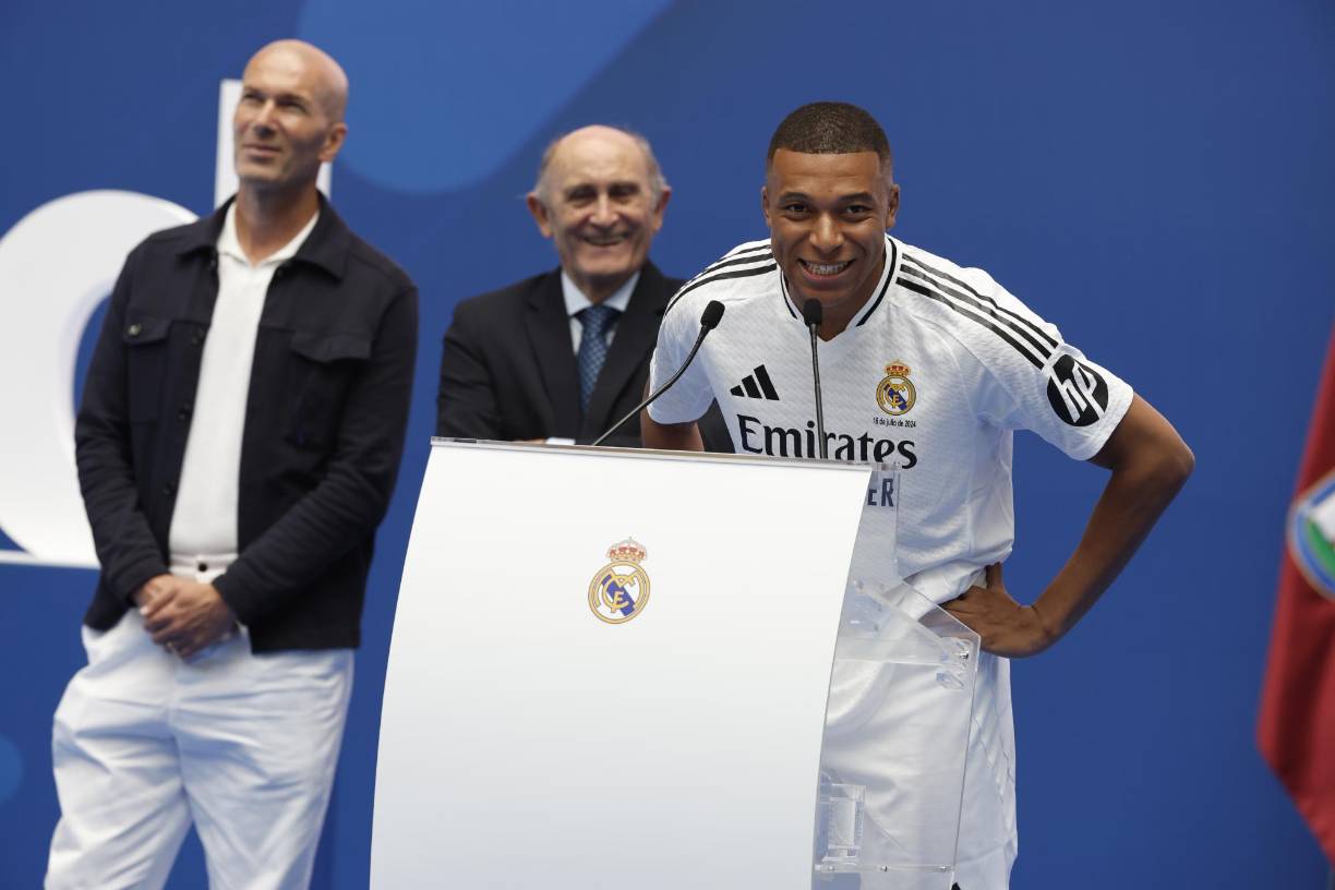 “Gracias al presidente, Florentino Pérez, que ha confiado en mí desde el primer día. Han pasado muchas cosas. Y a todas las personas que han trabajado para llegar aquí. Sé que ha sido difícil, pero estoy aquí, soy un jugador del Real Madrid y toda mi familia está feliz“Gracias al presidente, Florentino Pérez, que ha confiado en mí desde el primer día. Han pasado muchas cosas. Y a todas las personas que han trabajado para llegar aquí. Sé que ha sido difícil, pero estoy aquí, soy un jugador del Real Madrid y toda mi familia está feliz”, señaló Mbappé.