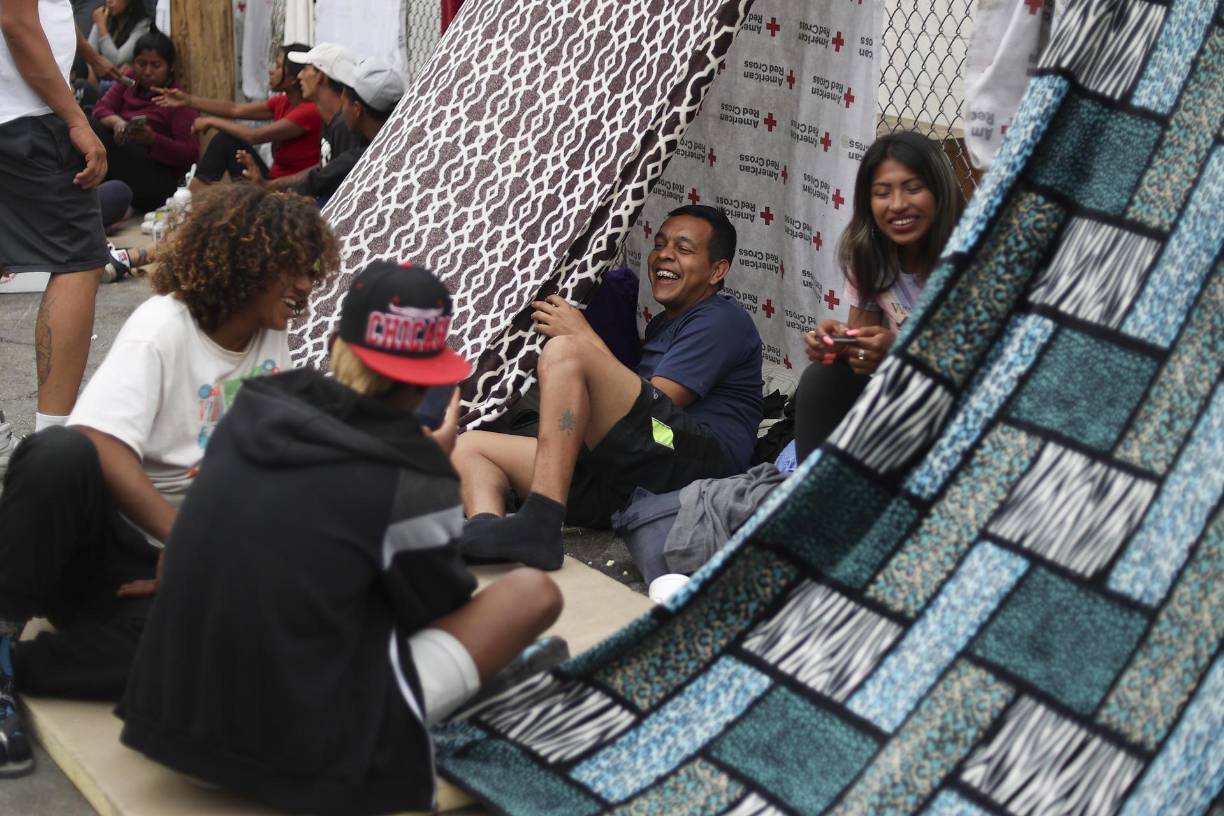 Aguardó por varios días en Matamoros, México, su oportunidad. Ahora descansa sobre unos cartones junto a sus dos hijos al lado de una estación de combustible en Brownsville, una quieta ciudad fronteriza que se ha visto colmada recientemente por cientos de migrantes. 