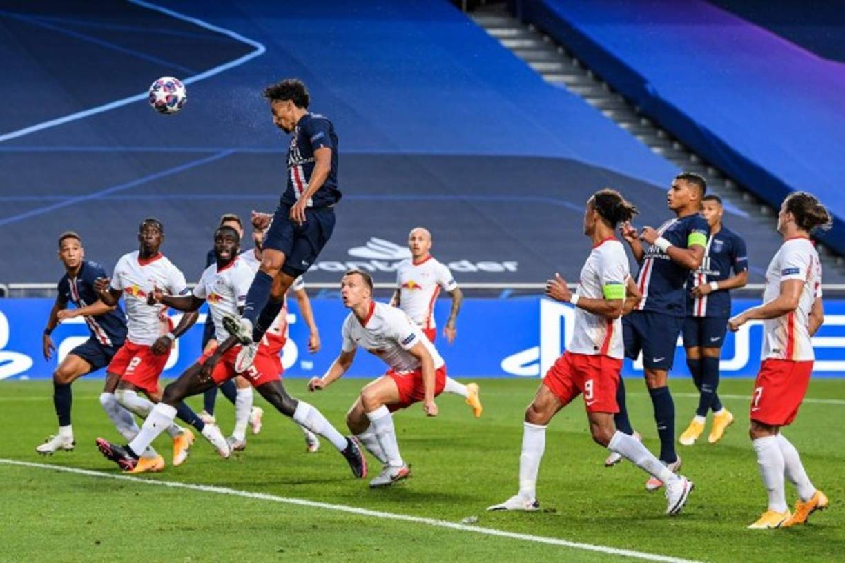 El PSG empezó ganando con este cabezazo de Marquinhos tras un tiro libre de Ángel Di María.