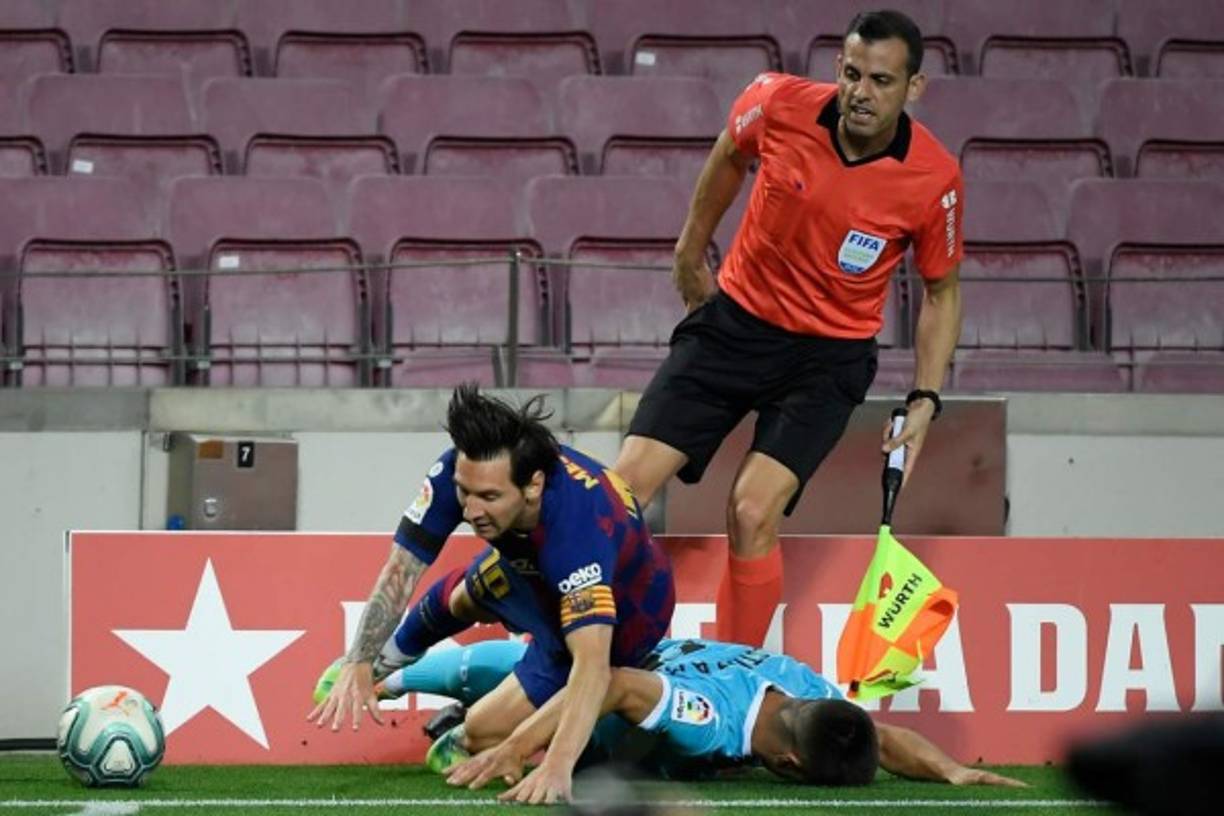 Unai Bustinza se terminó bajando a Messi luego de sujetarlo.