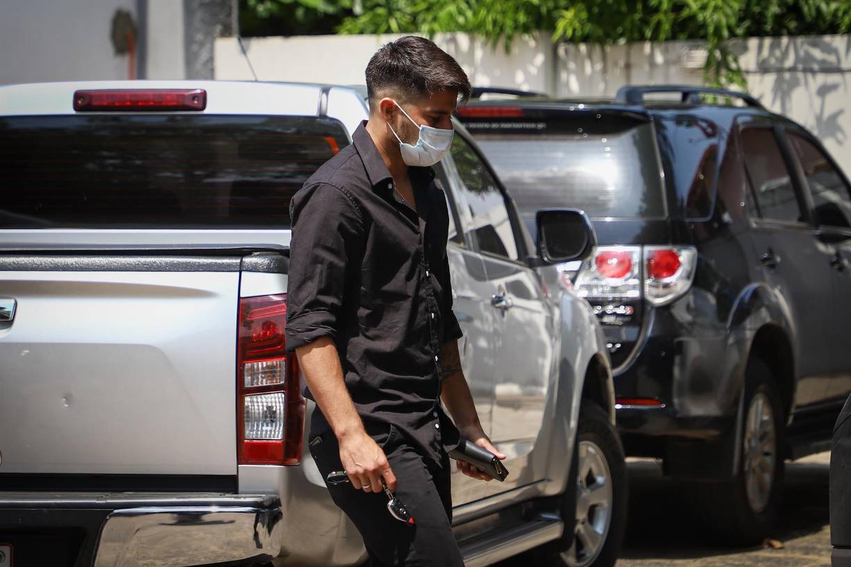 Iván “Tito” Torres fue captado ayer a las afueras de la morgue, cuando se aprestaba a retirar el cuerpo de su esposa.