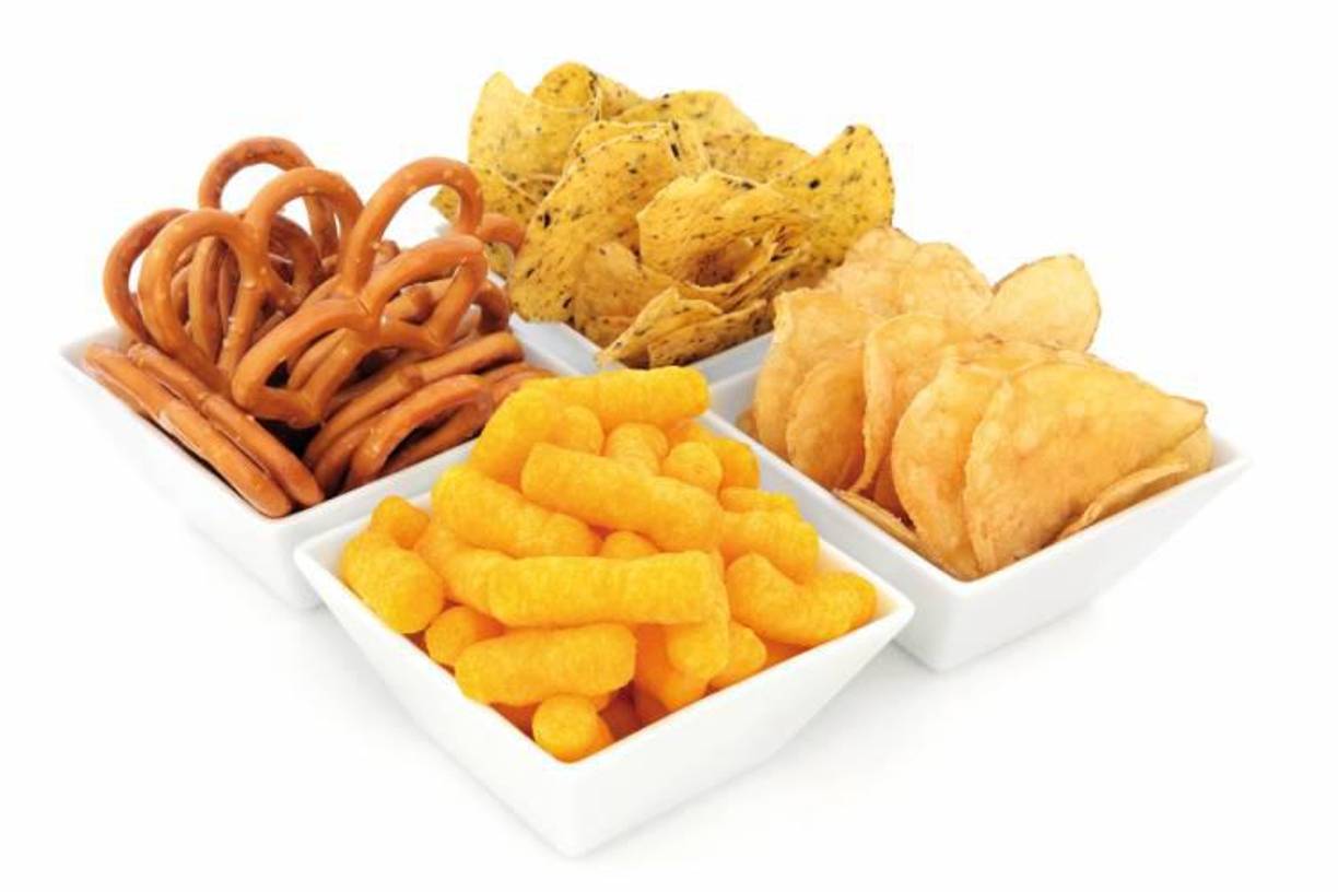 <b>9. Aperitivos salados:</b> patatas chips, galletas saladas, pretzels y otros aperitivos salados como los frutos secos salados y fritos suelen ser ricos en sodio y grasas poco saludables, que pueden elevar la presión arterial y aumentar el riesgo de padecer enfermedades del corazón.