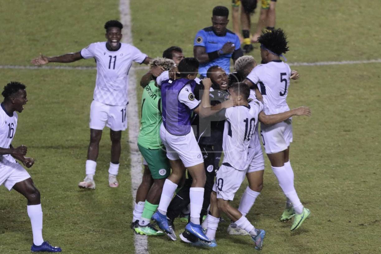 Los jugadores de República Dominicana se lanzaron sobre su director técnico y la emoción fue evidente por la histórica clasificación al Mundial Sub-20.