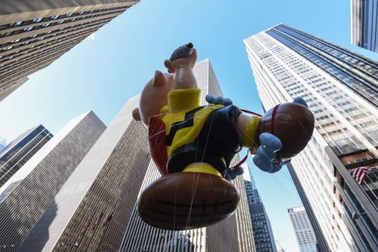 El gigantesco globo de Charlie Brown recorrió la Quinta Avenida de Manhattan.