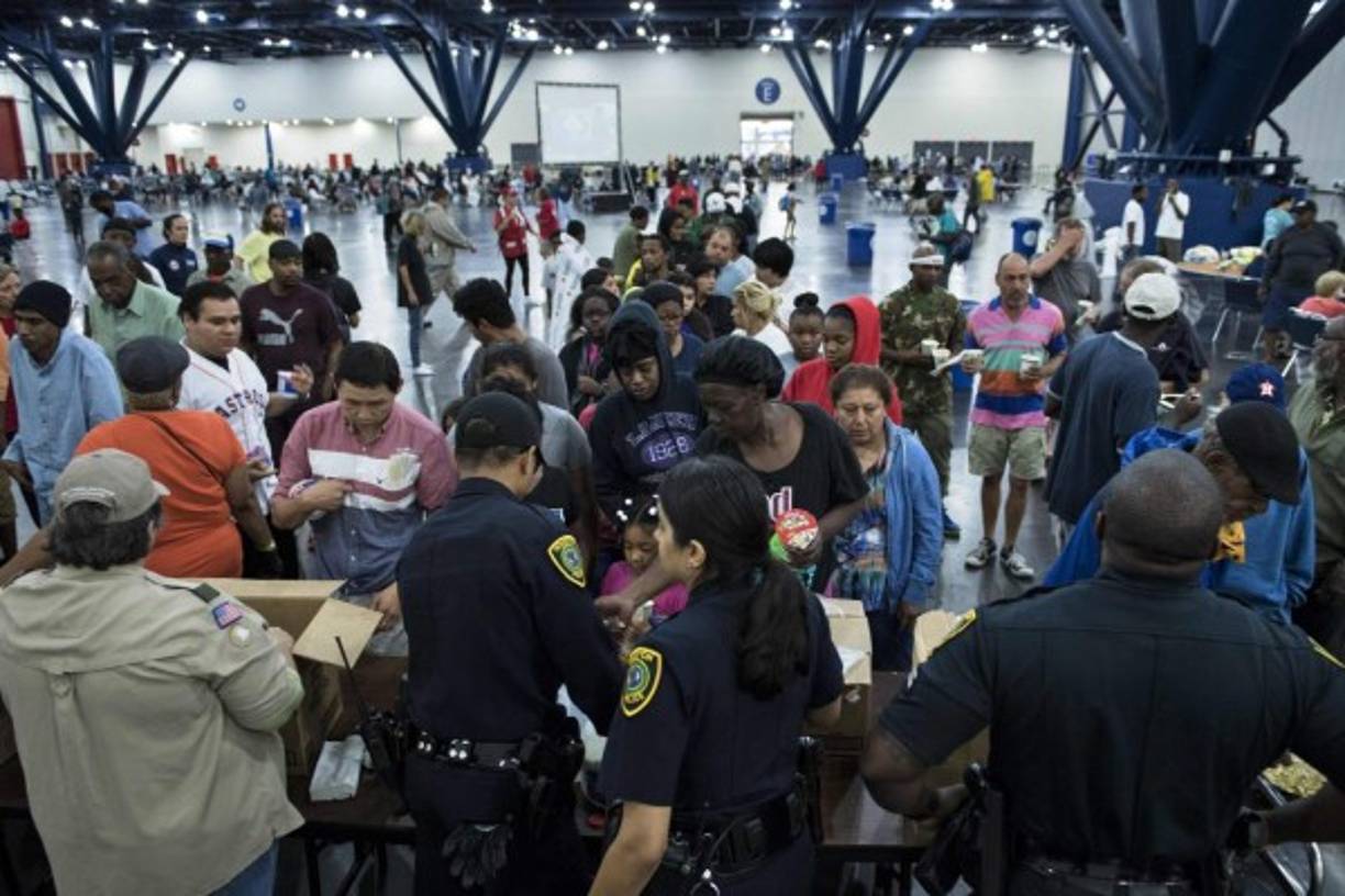 Miles de damnificados se encuentran albergados en el Centro de Convenciones de Houston.
