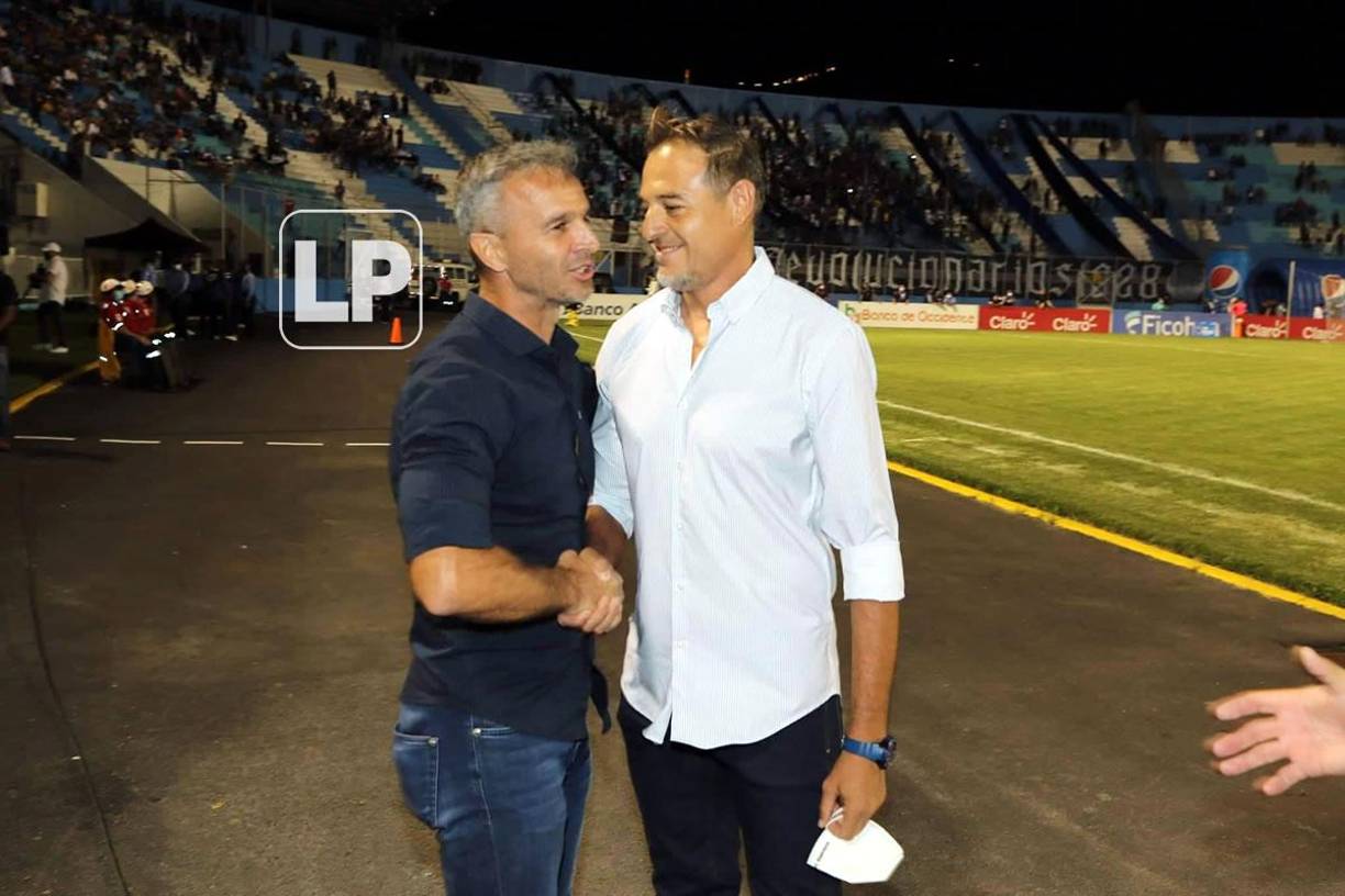 Así fue el afectuoso saludo de los entrenadores Pablo Lavallén y Hernán ‘La Tota‘ Medina.