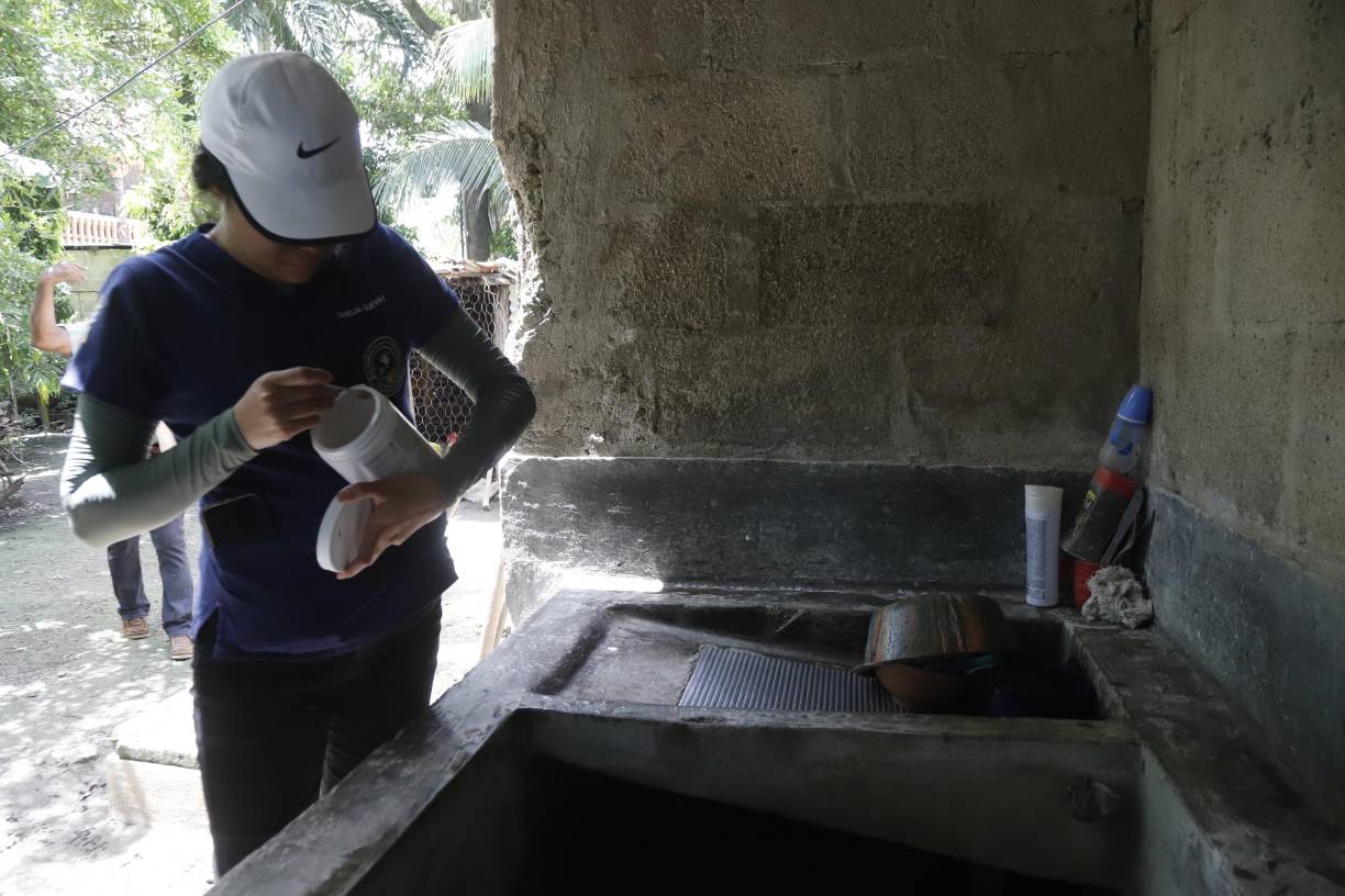 Aplicar BTI en pilas para combatir las lavas del zancudo transmisor del dengue.