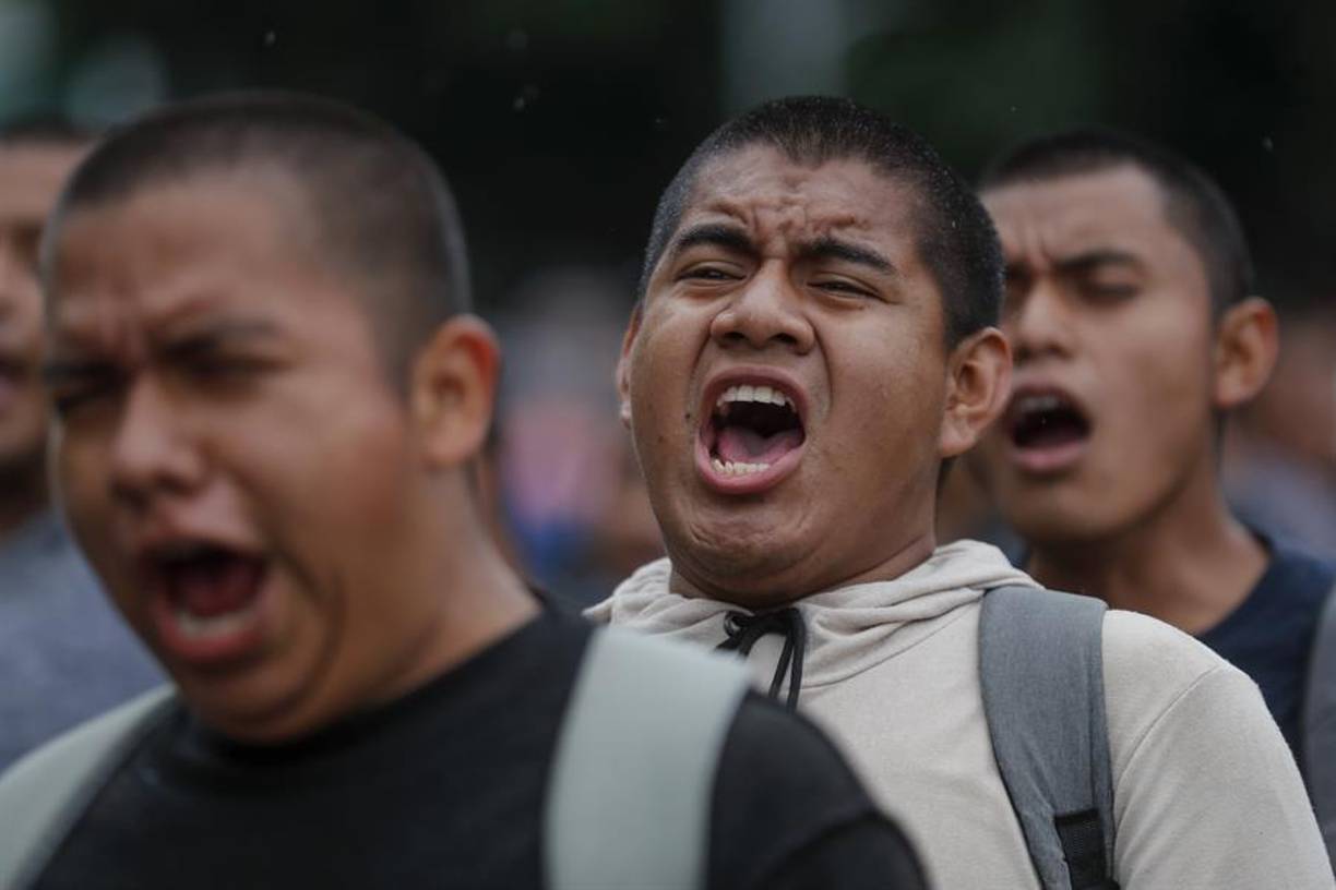 Al grito de ‘¡Vivos se los llevaron, vivos los queremos!’ y bajo la constate lluvia que no cedió, los familiares de los 43 estudiantes normalistas encabezaron la manifestación con miles de asistentes, que partieron del Ángel de la Independencia hacia el Zócalo capitalino.