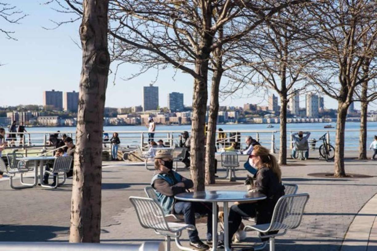 La gente practica hoy el distanciamiento social cerca del parque Hudson Riveren la ciudad de Nueva York.