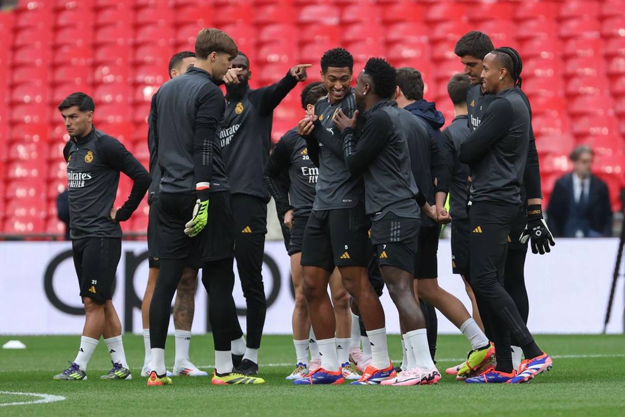 Durante la sesión, que duró aproximadamente una hora, se jugó un partidillo de entrenamiento en el que ganó el equipo capitaneado por Vinícius y Bellingham, con tantos del brasileño y Joselu, que batieron a Courtois. 