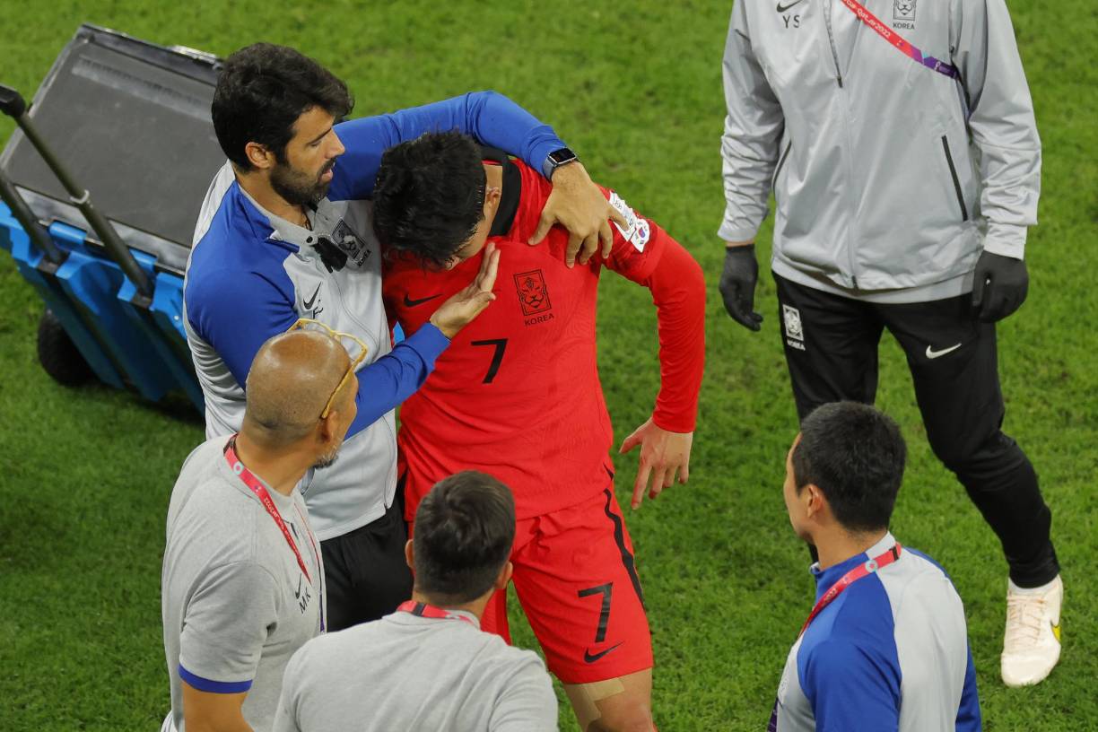 Y en el otro lado de la cancha, Heung Min Son estaba siendo consolado tras la derrota de su equipo.