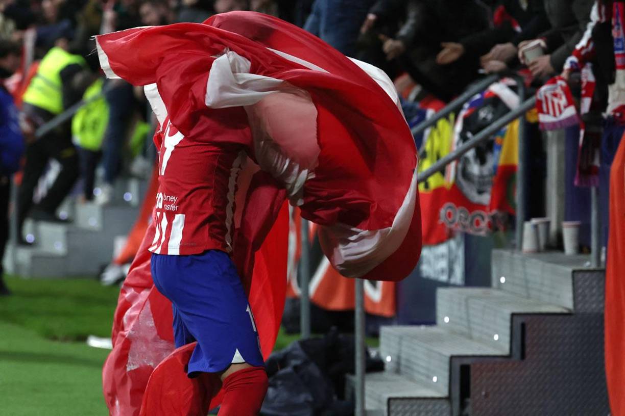 Álvaro Morata saltó la valla publicitaria para celebrar con su afición, pero quedó bajo una gran bandera que le costó quitarse de encima.
