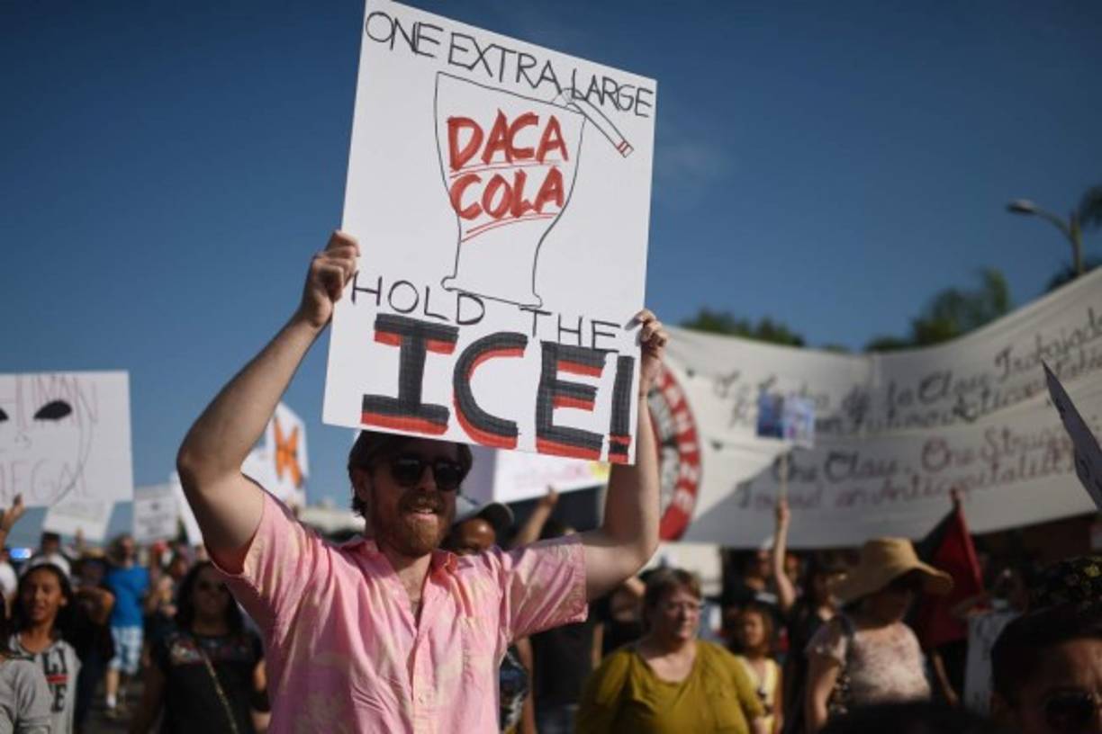 En julio fue presentado un proyecto de ley bipartidista, llamado 'Dream Act', que permitiría a los inmigrantes que crecieron en Estados Unidos obtener residencia legal permanente y, finalmente, la ciudadanía.<br/><br/>Una encuesta del periódico Político mostró que 76% de los estadounidenses respalda la regularización de los 'dreamers'.